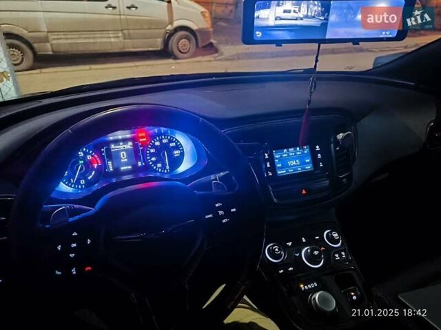 Серый Крайслер 200, объемом двигателя 2.36 л и пробегом 198 тыс. км за 8000 $, фото 3 на Automoto.ua