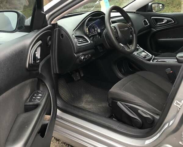 Сірий Крайслер 200, об'ємом двигуна 2.36 л та пробігом 261 тис. км за 8600 $, фото 5 на Automoto.ua