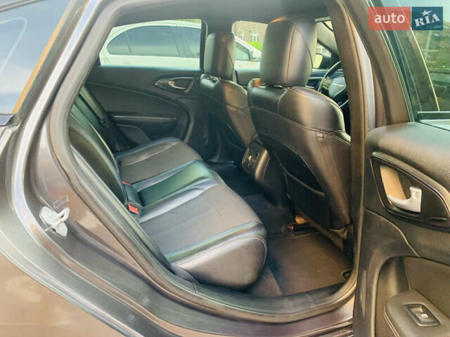 Серый Крайслер 200, объемом двигателя 2.36 л и пробегом 111 тыс. км за 10200 $, фото 63 на Automoto.ua