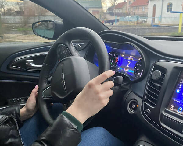 Серый Крайслер 200, объемом двигателя 2.4 л и пробегом 165 тыс. км за 12200 $, фото 11 на Automoto.ua