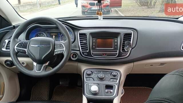 Серый Крайслер 200, объемом двигателя 2.36 л и пробегом 160 тыс. км за 11000 $, фото 7 на Automoto.ua