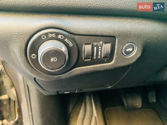 Серый Крайслер 200, объемом двигателя 2.36 л и пробегом 111 тыс. км за 10200 $, фото 50 на Automoto.ua