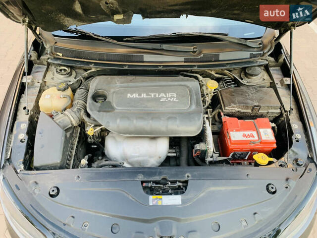 Серый Крайслер 200, объемом двигателя 2.36 л и пробегом 111 тыс. км за 10200 $, фото 73 на Automoto.ua