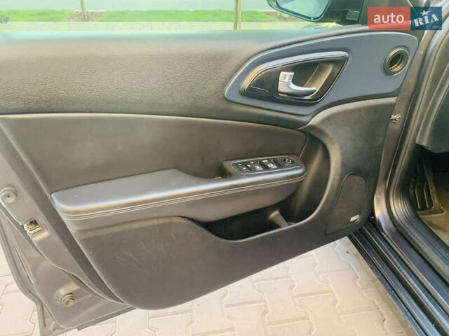 Серый Крайслер 200, объемом двигателя 2.36 л и пробегом 111 тыс. км за 10200 $, фото 43 на Automoto.ua