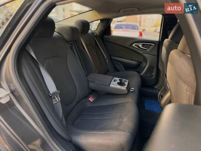 Сірий Крайслер 200, об'ємом двигуна 2.4 л та пробігом 117 тис. км за 10500 $, фото 12 на Automoto.ua