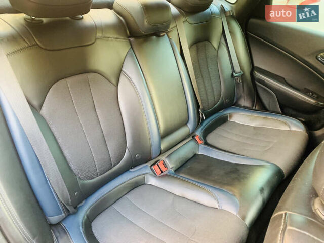 Серый Крайслер 200, объемом двигателя 2.36 л и пробегом 111 тыс. км за 10200 $, фото 65 на Automoto.ua