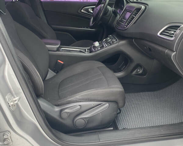 Серый Крайслер 200, объемом двигателя 2.36 л и пробегом 206 тыс. км за 9200 $, фото 5 на Automoto.ua