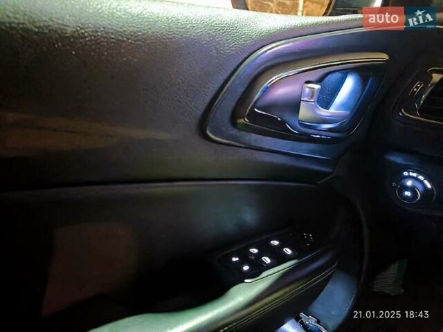 Серый Крайслер 200, объемом двигателя 2.36 л и пробегом 198 тыс. км за 8000 $, фото 2 на Automoto.ua