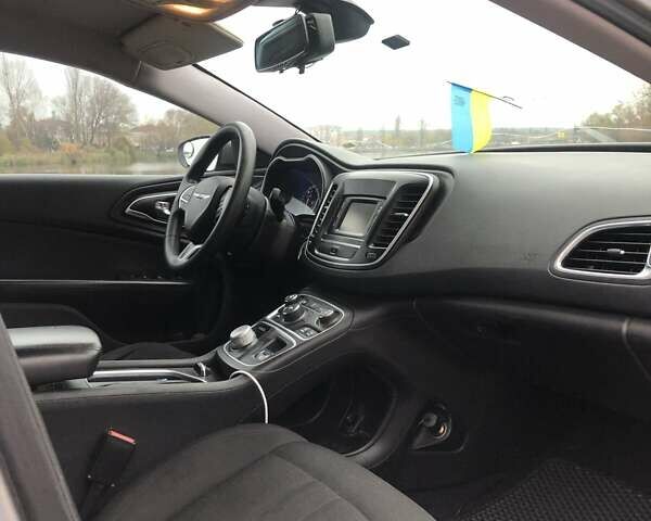 Сірий Крайслер 200, об'ємом двигуна 2.36 л та пробігом 261 тис. км за 8600 $, фото 11 на Automoto.ua