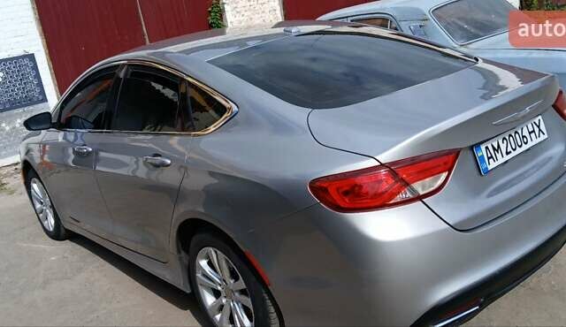 Сірий Крайслер 200, об'ємом двигуна 2.36 л та пробігом 65 тис. км за 11000 $, фото 2 на Automoto.ua