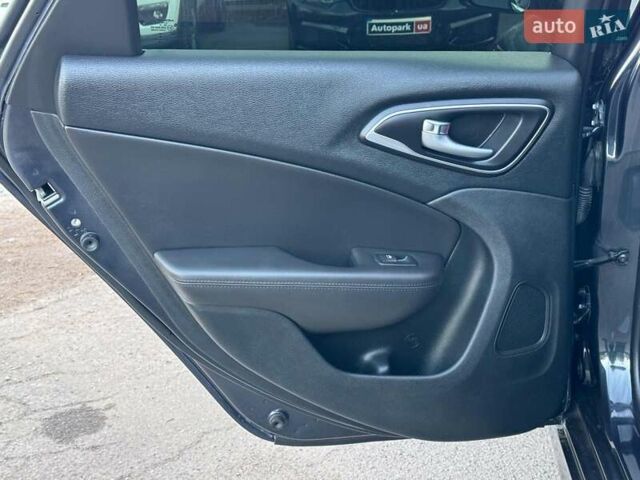 Сірий Крайслер 200, об'ємом двигуна 2.4 л та пробігом 145 тис. км за 10640 $, фото 18 на Automoto.ua