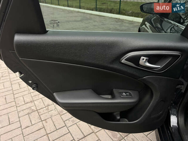 Серый Крайслер 200, объемом двигателя 2.36 л и пробегом 200 тыс. км за 10900 $, фото 36 на Automoto.ua