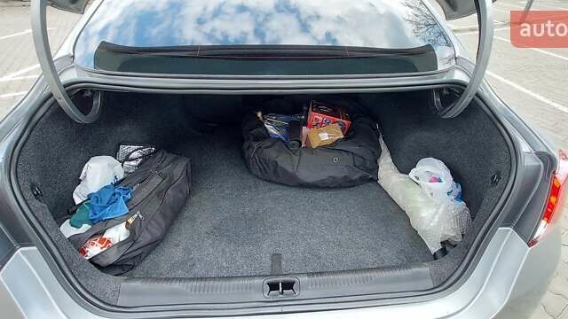 Серый Крайслер 200, объемом двигателя 2.36 л и пробегом 157 тыс. км за 9900 $, фото 7 на Automoto.ua