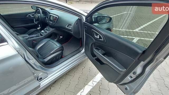 Серый Крайслер 200, объемом двигателя 2.36 л и пробегом 157 тыс. км за 9900 $, фото 8 на Automoto.ua