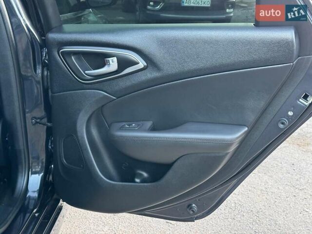 Сірий Крайслер 200, об'ємом двигуна 2.4 л та пробігом 145 тис. км за 10640 $, фото 21 на Automoto.ua