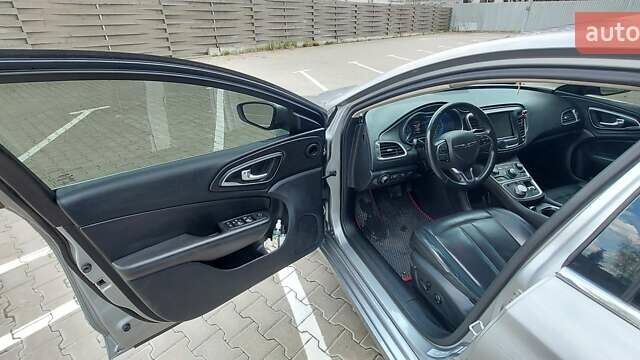 Серый Крайслер 200, объемом двигателя 2.36 л и пробегом 157 тыс. км за 9900 $, фото 12 на Automoto.ua