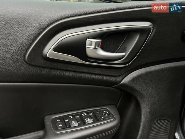 Серый Крайслер 200, объемом двигателя 2.36 л и пробегом 200 тыс. км за 10900 $, фото 18 на Automoto.ua