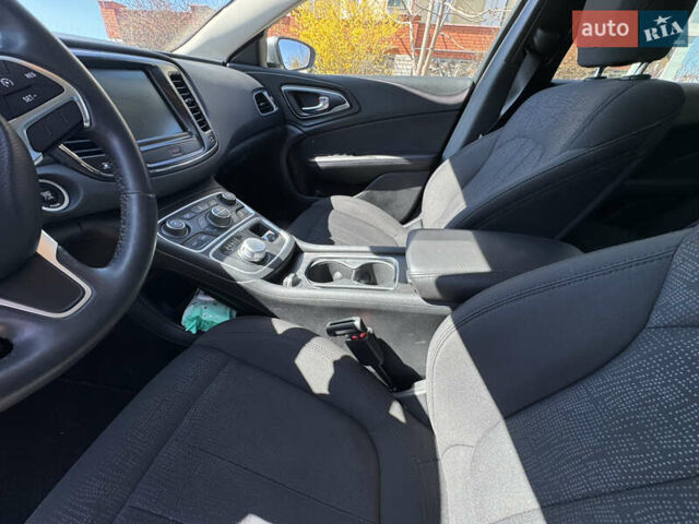Серый Крайслер 200, объемом двигателя 2.36 л и пробегом 58 тыс. км за 12800 $, фото 6 на Automoto.ua