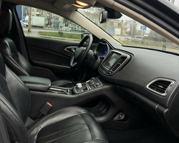 Серый Крайслер 200, объемом двигателя 2.36 л и пробегом 200 тыс. км за 10900 $, фото 27 на Automoto.ua