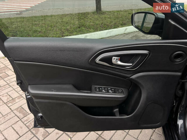 Серый Крайслер 200, объемом двигателя 2.36 л и пробегом 200 тыс. км за 10900 $, фото 17 на Automoto.ua