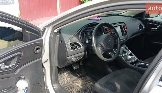 Сірий Крайслер 200, об'ємом двигуна 2.36 л та пробігом 65 тис. км за 11000 $, фото 6 на Automoto.ua