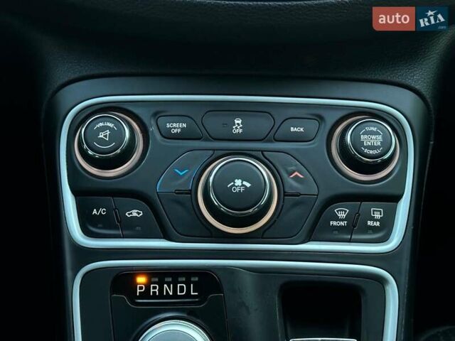 Сірий Крайслер 200, об'ємом двигуна 2.4 л та пробігом 145 тис. км за 10640 $, фото 28 на Automoto.ua