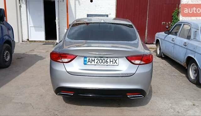 Сірий Крайслер 200, об'ємом двигуна 2.36 л та пробігом 65 тис. км за 11000 $, фото 3 на Automoto.ua