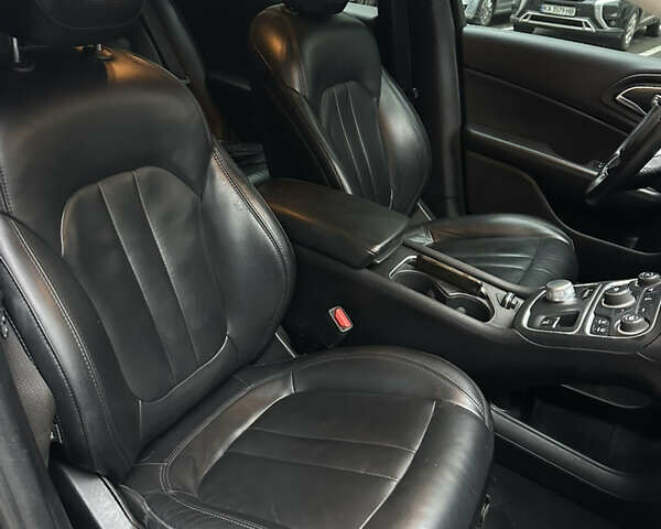 Сірий Крайслер 200, об'ємом двигуна 2.4 л та пробігом 188 тис. км за 10499 $, фото 17 на Automoto.ua