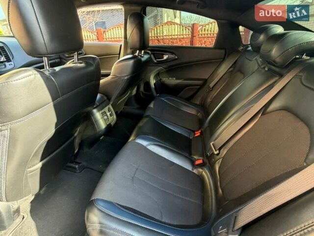 Серый Крайслер 200, объемом двигателя 2.36 л и пробегом 97 тыс. км за 10999 $, фото 7 на Automoto.ua