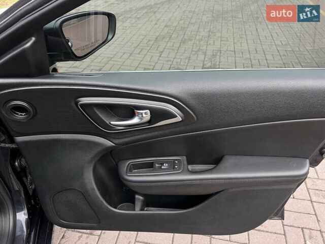 Серый Крайслер 200, объемом двигателя 2.36 л и пробегом 200 тыс. км за 10900 $, фото 23 на Automoto.ua