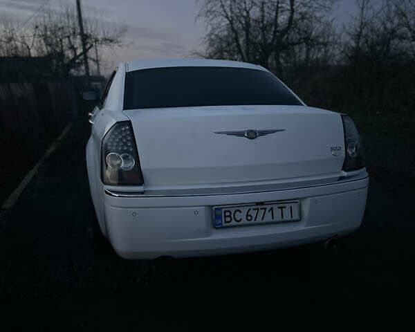 Белый Крайслер 300C, объемом двигателя 2.74 л и пробегом 200 тыс. км за 9000 $, фото 2 на Automoto.ua
