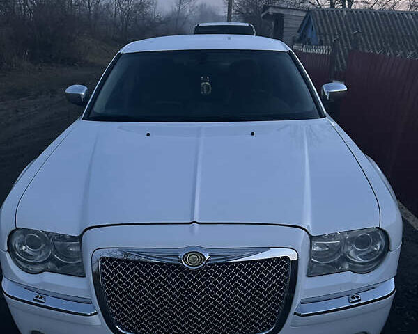 Белый Крайслер 300C, объемом двигателя 2.74 л и пробегом 200 тыс. км за 9000 $, фото 18 на Automoto.ua