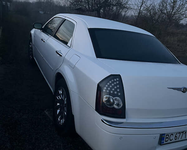Белый Крайслер 300C, объемом двигателя 2.74 л и пробегом 200 тыс. км за 9000 $, фото 12 на Automoto.ua