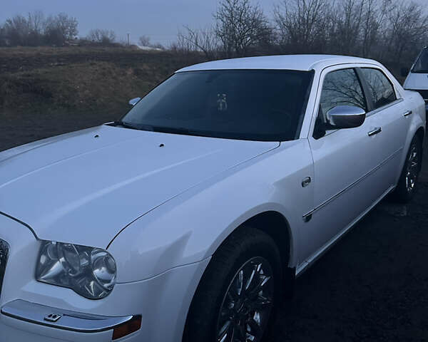 Белый Крайслер 300C, объемом двигателя 2.74 л и пробегом 200 тыс. км за 9000 $, фото 13 на Automoto.ua