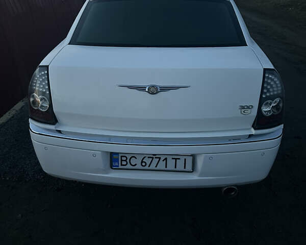 Белый Крайслер 300C, объемом двигателя 2.74 л и пробегом 200 тыс. км за 9000 $, фото 16 на Automoto.ua