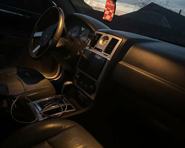 Белый Крайслер 300C, объемом двигателя 2.74 л и пробегом 200 тыс. км за 9000 $, фото 6 на Automoto.ua