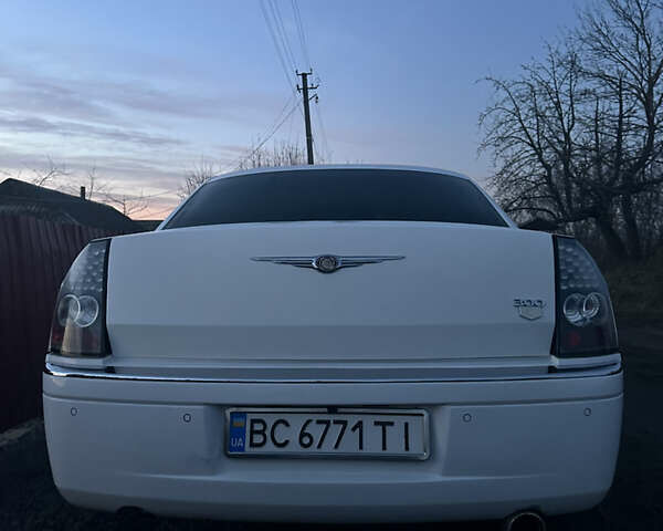 Белый Крайслер 300C, объемом двигателя 2.74 л и пробегом 200 тыс. км за 9000 $, фото 15 на Automoto.ua