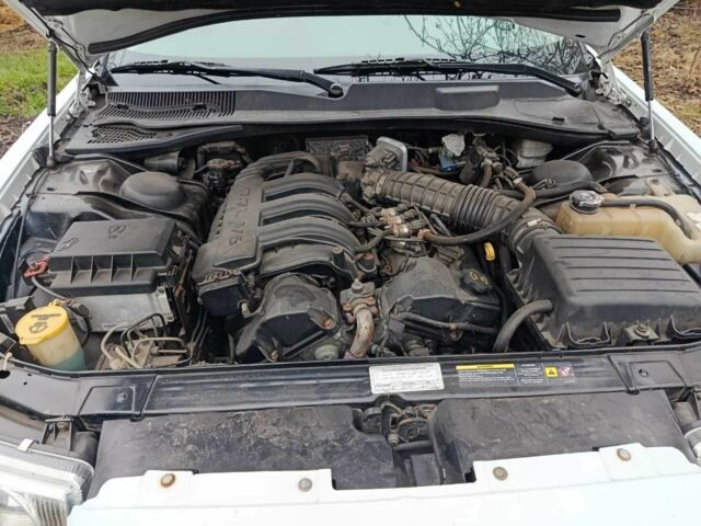 Белый Крайслер 300C, объемом двигателя 2.7 л и пробегом 2 тыс. км за 8500 $, фото 6 на Automoto.ua