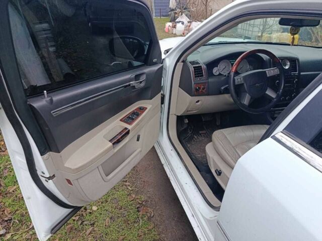 Белый Крайслер 300C, объемом двигателя 2.7 л и пробегом 2 тыс. км за 8500 $, фото 2 на Automoto.ua