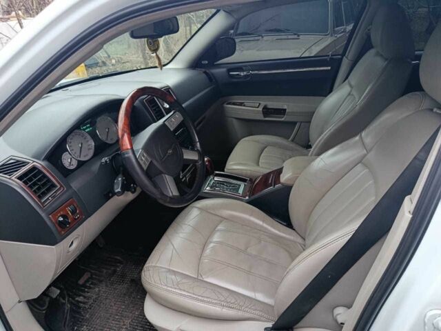 Белый Крайслер 300C, объемом двигателя 2.7 л и пробегом 2 тыс. км за 8500 $, фото 3 на Automoto.ua