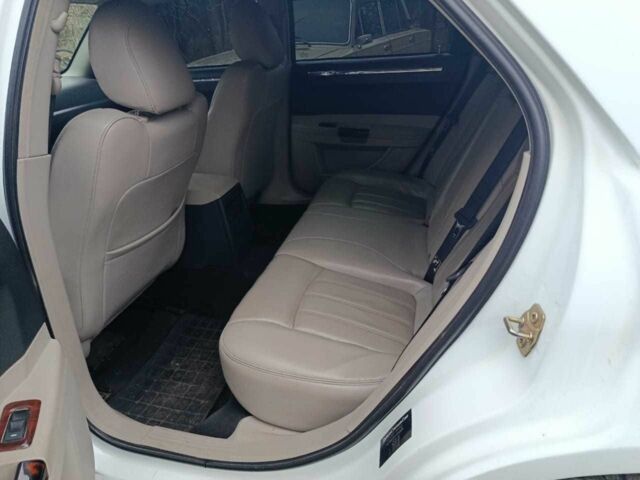 Белый Крайслер 300C, объемом двигателя 2.7 л и пробегом 2 тыс. км за 8500 $, фото 4 на Automoto.ua