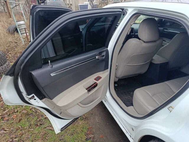 Белый Крайслер 300C, объемом двигателя 2.7 л и пробегом 2 тыс. км за 8500 $, фото 5 на Automoto.ua