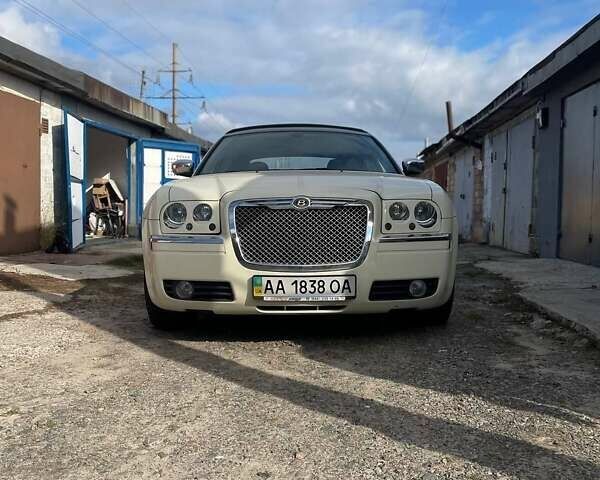 Белый Крайслер 300C, объемом двигателя 2.7 л и пробегом 90 тыс. км за 15000 $, фото 7 на Automoto.ua