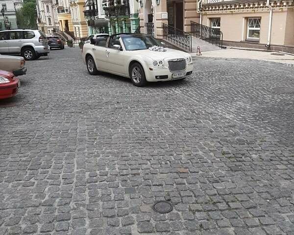 Белый Крайслер 300C, объемом двигателя 2.7 л и пробегом 90 тыс. км за 15000 $, фото 6 на Automoto.ua