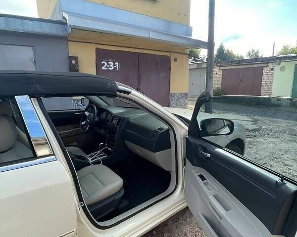 Белый Крайслер 300C, объемом двигателя 2.7 л и пробегом 90 тыс. км за 15000 $, фото 3 на Automoto.ua