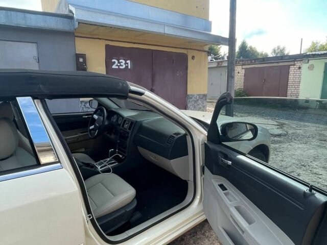 Білий Крайслер 300C, об'ємом двигуна 2.7 л та пробігом 90 тис. км за 15000 $, фото 4 на Automoto.ua