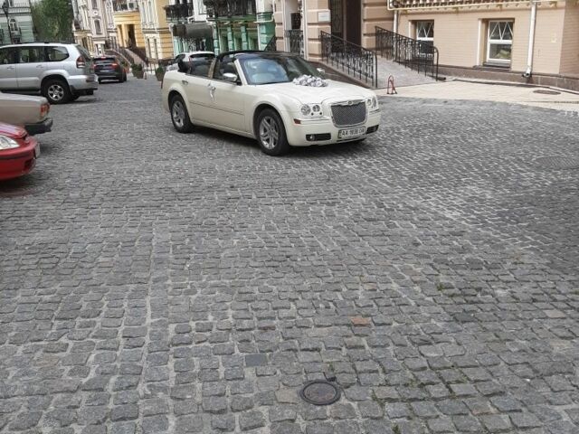 Білий Крайслер 300C, об'ємом двигуна 2.7 л та пробігом 90 тис. км за 15000 $, фото 7 на Automoto.ua