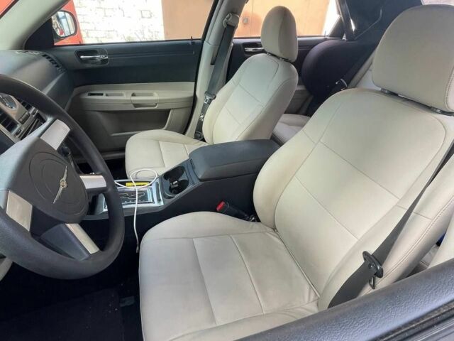 Білий Крайслер 300C, об'ємом двигуна 2.7 л та пробігом 90 тис. км за 15000 $, фото 3 на Automoto.ua