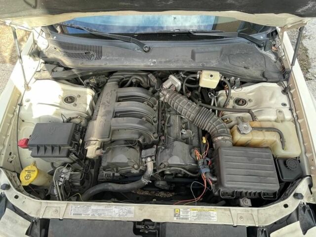 Білий Крайслер 300C, об'ємом двигуна 2.7 л та пробігом 90 тис. км за 15000 $, фото 1 на Automoto.ua