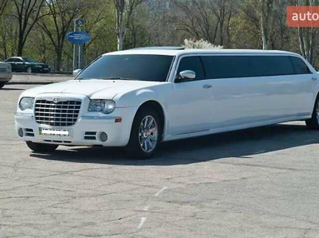 Белый Крайслер 300C, объемом двигателя 5.7 л и пробегом 175 тыс. км за 11900 $, фото 4 на Automoto.ua
